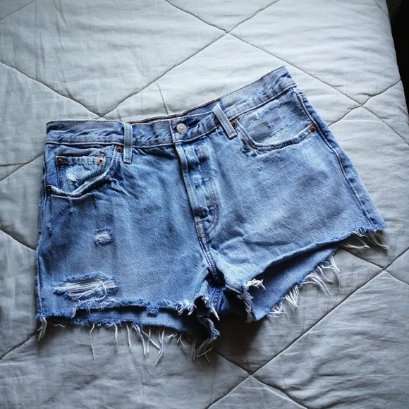 OLD LEVI'S 501 Denim Shorts Cut Off Fray Hem Button Fly 100% Cotton Red Tab W29 - Picture 2 of 8